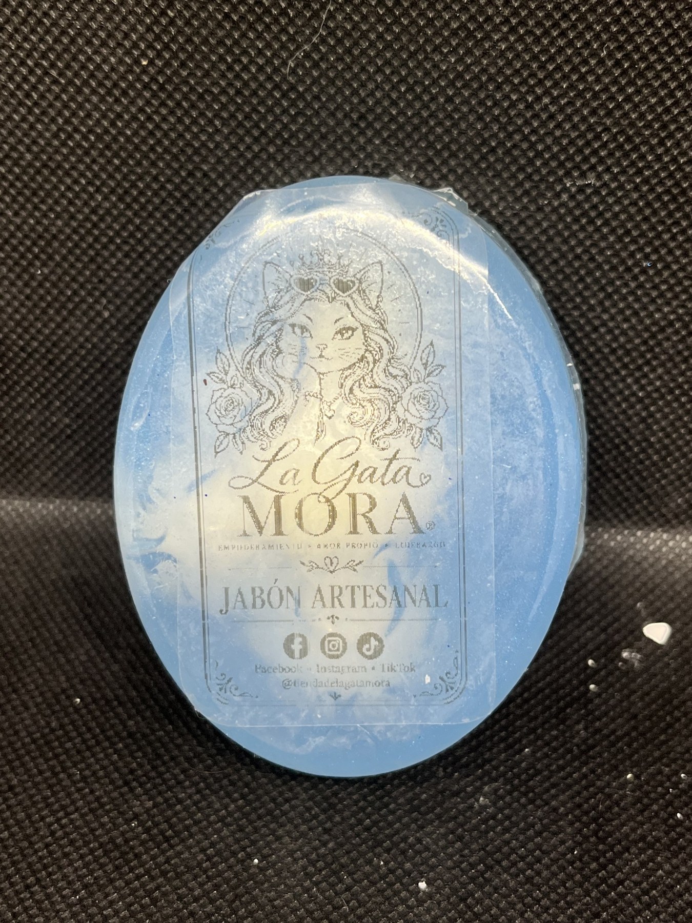 Jabón ovalado de mentol con etiqueta de La Gata Mora