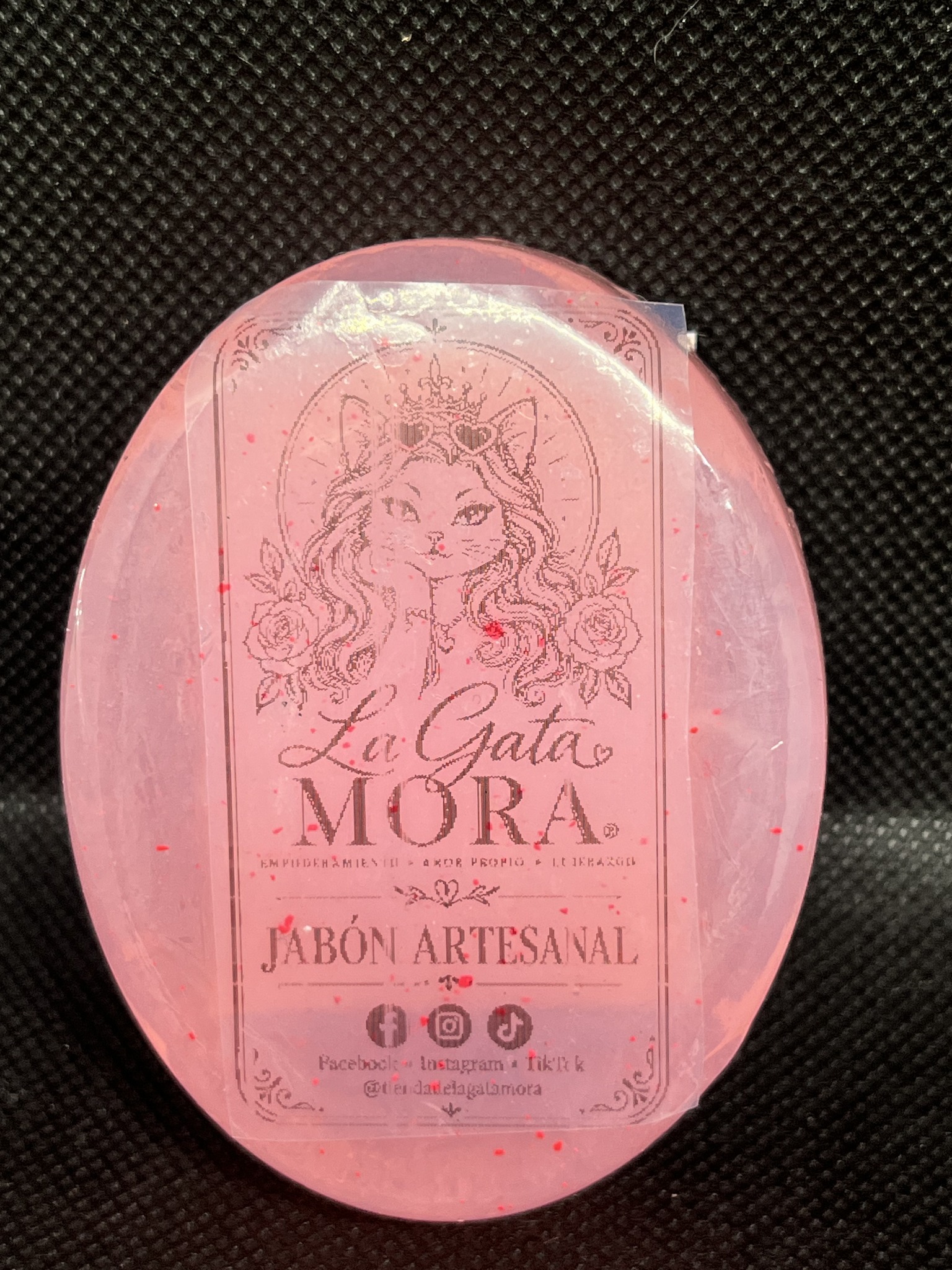 Detalle del jabón ovalado de rosa mosqueta de La Gata Mora